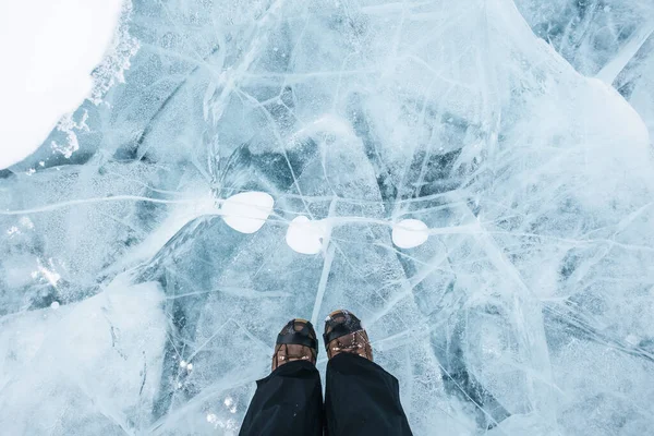 Pieds Voyageur Debout Sur Glace Gelée Lac Baïkal — Photo