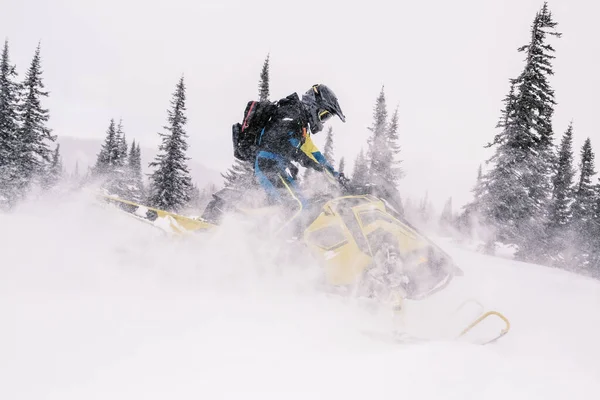 Ruiter Sneeuwscooter Prachtig Winterlandschap Met Bos Bergen — Stockfoto