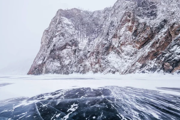 Blizzard Sul Lago Invernale Ghiacciato Baikal Vicino Alla Scogliera Dell — Foto Stock