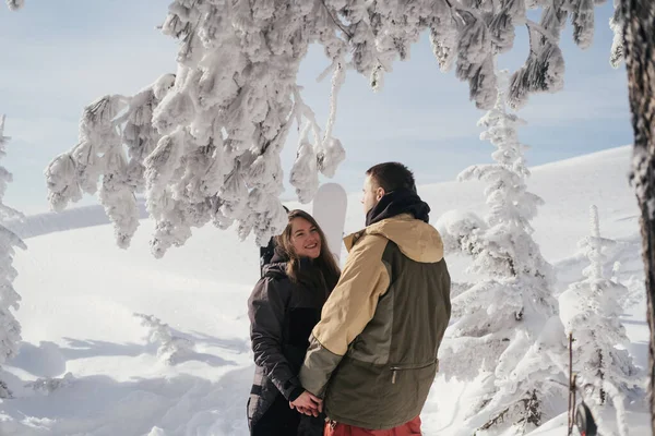 Szerelem Pár Snowboardosok Szabadban Gyönyörű Téli Táj Alatt Borította Lucfenyő — Stock Fotó