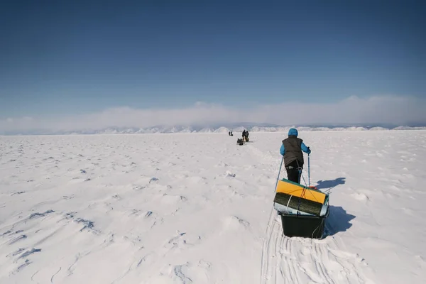 Turista Feminino Andando Com Trenó Arrastando Gelo Congelado Lago Baikal — Fotografia de Stock