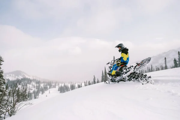 Jinete Moto Nieve Hermoso Paisaje Invierno Con Bosque Montañas —  Fotos de Stock