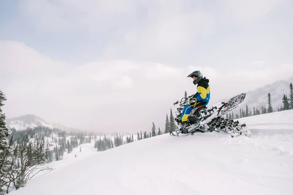 Ruiter Sneeuwscooter Prachtig Winterlandschap Met Bos Bergen — Stockfoto