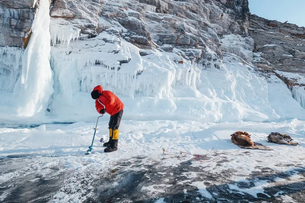 Wanderer Der Winterwanderung Bohren Mit Einer Bohrmaschine Eis Auf Dem — Stockfoto