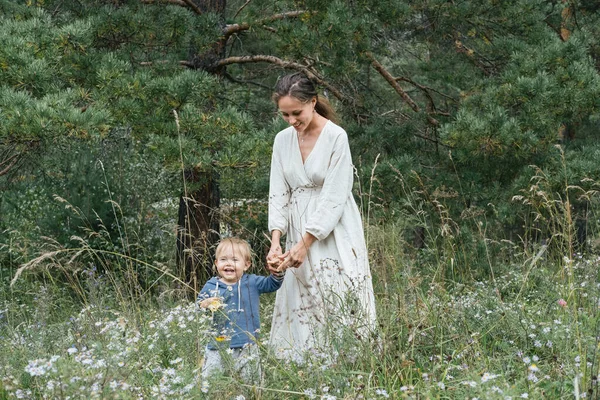 Mladá Matka Sobě Bílé Šaty Chůze Těší Malým Chlapcem Borovém — Stock fotografie