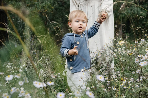 Joven Madre Vistiendo Vestido Blanco Caminando Disfrutando Con Niño Pequeño —  Fotos de Stock