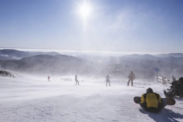 Sterke Wind Blizzard Skigebied Skiërs Snowboarders Piste — Stockfoto
