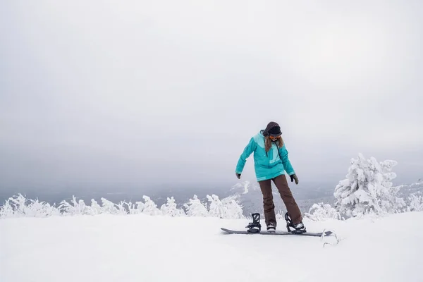 Snowboarder Fêmea Colocando Uma Perna Snowboard Preparando Para Deslizar Para — Fotografia de Stock