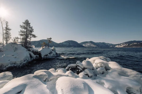Inverno Paesaggio Lacustre Montano Giornata Sole Siberia — Foto Stock