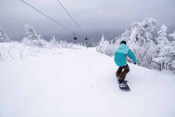 Snowboarder Fêmea Equitação Inverno Neve Coberto Slop Snowboard Elevador Gôndola — Fotografia de Stock