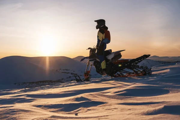 Snowbike Rider Fena Stojící Vrcholu Hory Při Západu Slunce Atmosférickým — Stock fotografie