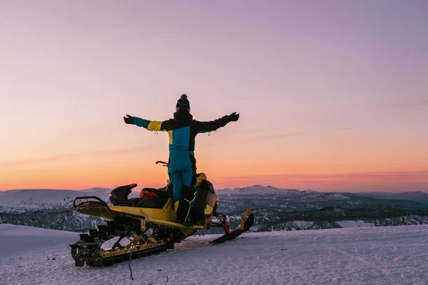 Snowmobile Jezdec Stojící Vrcholu Hory Při Západu Slunce Atmosférickým Výhledem — Stock fotografie