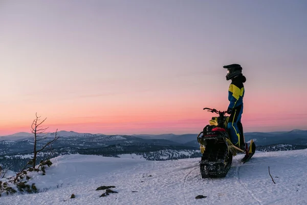 Cavalier Motoneige Debout Sur Sommet Montagne Pendant Coucher Soleil Avec — Photo