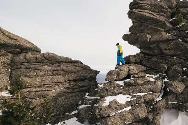 Mann Wandert Wintertag Auf Felsen — Stockfoto