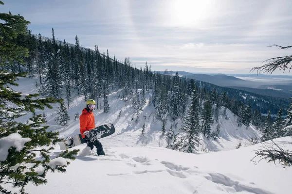 Сноубордист Ходьба Лыжах Лесу Дикие Горы Зимний Солнечный День — стоковое фото
