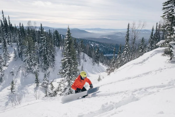 冬の日当たりの良い日に山に登るスノーボーダーフリーダー — ストック写真
