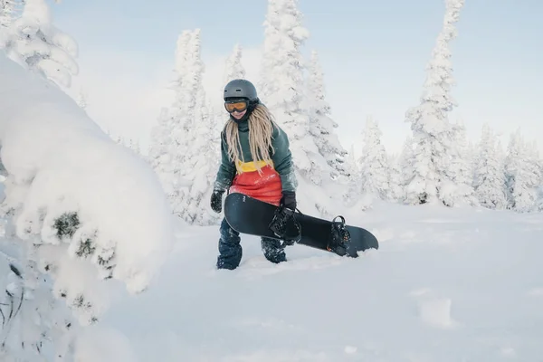 Női Snowboardos Hosszú Raszta Patkány Kapucnis Fehér Téli Erdőben Séta — Stock Fotó