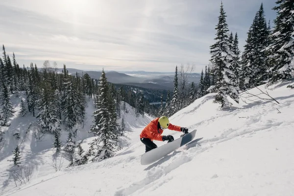 Snowboardåkare Friåkare Klättra Berget Vintern Solig Dag — Stockfoto