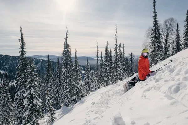 Kar Kaykaycısı Güneşli Kış Gününde Dağa Tırmanıyor — Stok fotoğraf