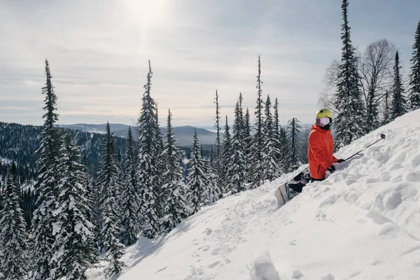 Snowboardista Freerider Lezení Horu Zimě Slunečný Den — Stock fotografie