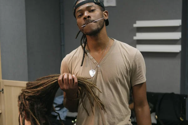 Cabeleireiro Mestre Africano Fazendo Dreadlocks Para Jovem Mulher Salão Cabeleireiro — Fotografia de Stock