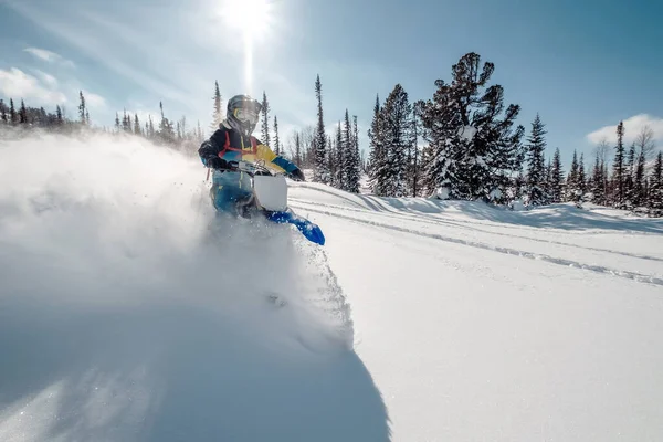 Ruiter Snowbike Prachtig Berglandschap Trekjes Sneeuw Achter Motorfiets — Stockfoto