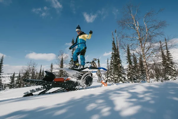 Porträt Einer Fahrerin Auf Dem Snowbike Einer Wunderschönen Gebirgswaldlandschaft — Stockfoto