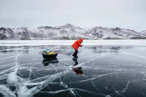 Touristen Beim Schlittenfahren Auf Dem Gefrorenen Eis Des Baikalsees Winterwandern — Stockfoto