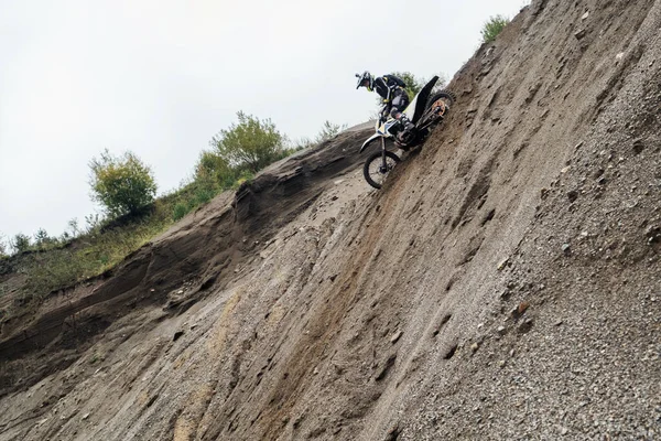 Rider Climbing Sand Quarry Mountain Road Enduro Motorcycle — Stock Photo, Image