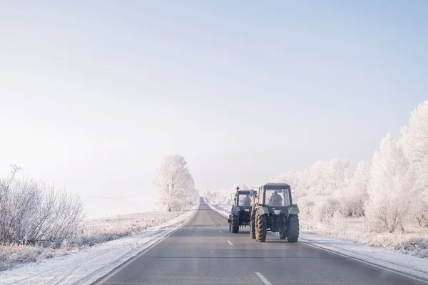 Traktor Vintervägen Solig Dag Snöiga Träd — Stockfoto