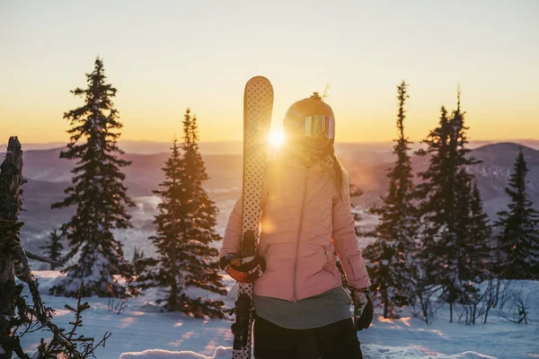 Esquiador Femenino Sosteniendo Esquí Pie Cima Montaña Durante Puesta Del —  Fotos de Stock