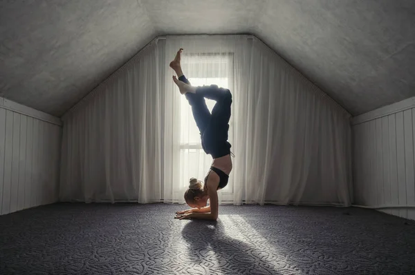 Mujer Haciendo Ejercicios Yoga Matutino Posada Cabeza Cerca Una Gran — Foto de Stock
