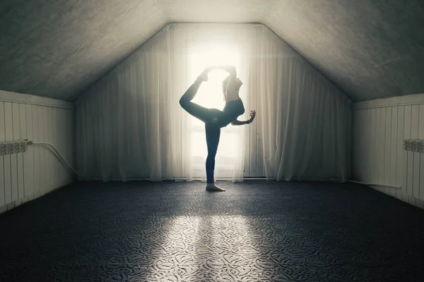 Mujer Joven Estirándose Haciendo Ejercicios Yoga Por Mañana Cerca Una — Foto de Stock