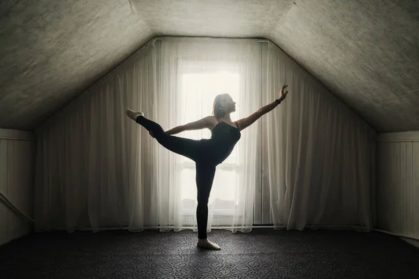 Mujer Haciendo Ejercicios Estiramiento Yoga Cerca Una Gran Ventana Casa — Foto de Stock