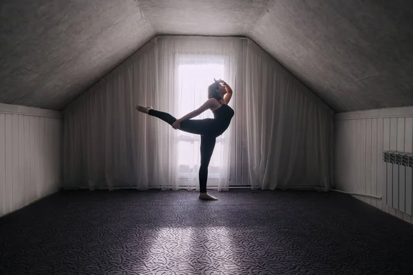 Mujer Joven Estirándose Haciendo Ejercicios Yoga Por Mañana Cerca Una — Foto de Stock