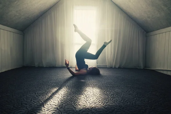 Junge Flexible Dehnerin Macht Morgens Yoga Übungen Der Nähe Eines — Stockfoto