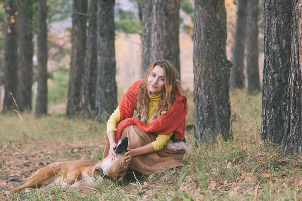 Молодая Женщина Гуляет Своей Собакой Осеннем Горном Лесу Лицензионные Стоковые Фото