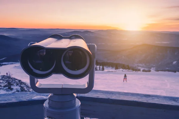 Gefrorene Schneebedeckte Touristenmünze Mit Fernglas Über Der Skyline Der Berge Stockfoto