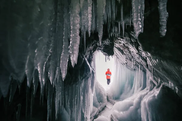 Γυναίκα Ταξιδιώτης Πυρσό Κεφαλής Στέκεται Στη Χειμερινή Σπηλιά Icicicles Στο Royalty Free Φωτογραφίες Αρχείου
