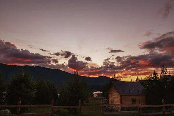 Hermoso Atardecer Rojo Sobre Montañas Pueblo Casa Madera Fotos De Stock