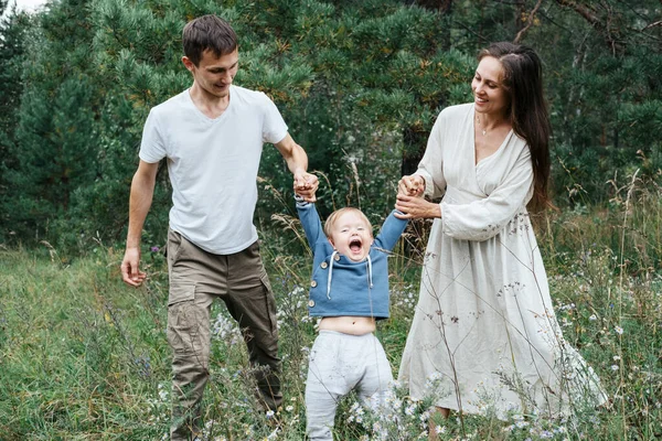 Junger Familienvater Mutter Und Kleiner Junge Gehen Sommer Gemeinsam Freien Stockbild