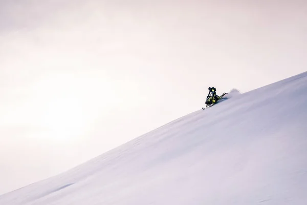 Snowmobile Γυναίκα Αναβάτη Ιππασία Στην Όμορφη Πλαγιά Του Βουνού Εικόνα Αρχείου