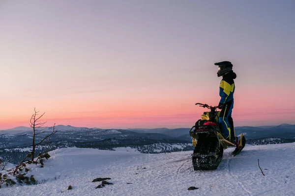 Всадник Снегоходах Стоящий Вершине Горы Время Заката Солнца Панорамным Видом Стоковое Изображение