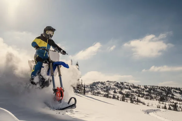 Καβαλάρης Για Snowbike Στο Όμορφο Ορεινό Τοπίο Ξεφλούδισμα Του Χιονιού Φωτογραφία Αρχείου