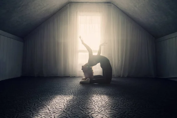 Estiramiento Femenino Flexible Joven Haciendo Ejercicios Yoga Por Mañana Cerca Imagen De Stock
