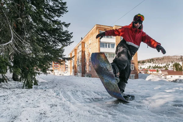 Retrato Snowboarder Saltando Ciudad Snowboard Urbano Callejero —  Fotos de Stock