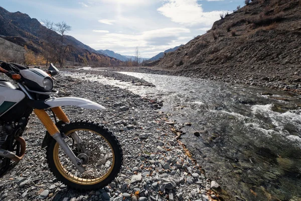Бездоріжжя Ендуро Мотоцикл Горах Біля Річки — стокове фото