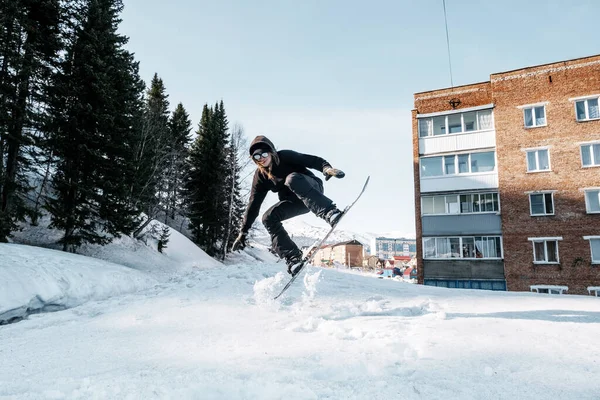 Πορτρέτο Του Snowboarder Άλμα Στην Πόλη Αστική Σνόουμπορντ — Φωτογραφία Αρχείου