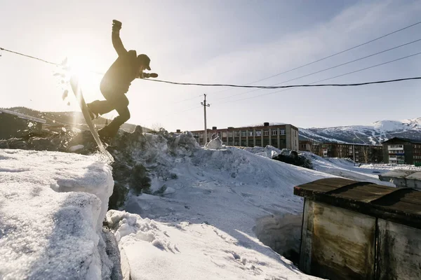 Porträtt Snowboardåkare Som Hoppar Stan Snowboard Stadsgatan — Stockfoto