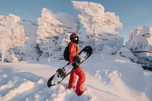 Frau Mit Snowboard Auf Sonnigem Schneebedecktem Hang Mit Wunderschönem Bergfelsentalblick — Stockfoto